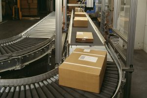 Conveyor belt for fulfilment boxes