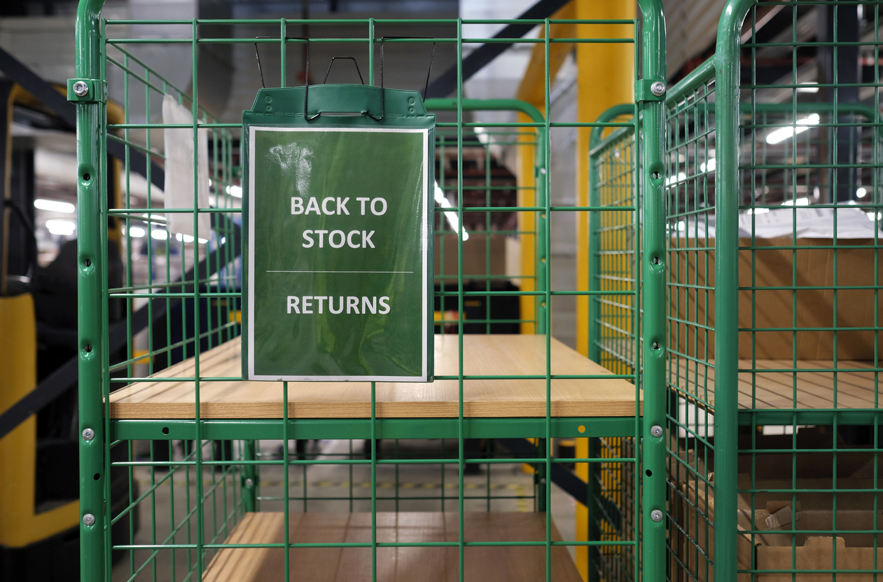 Rack for returns in a distribution warehouse